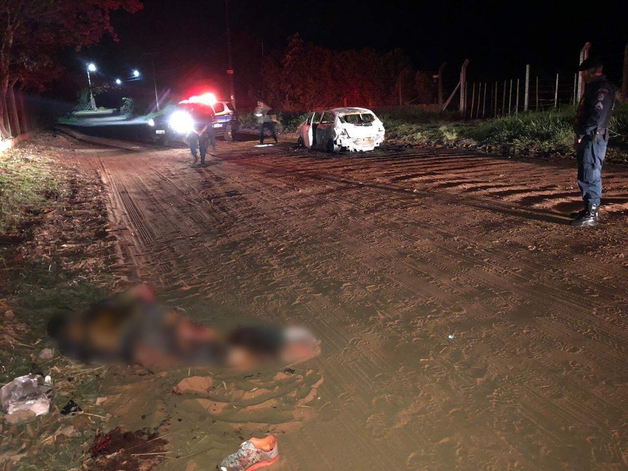 O outro corpo, parcialmente queimado, foi localizado à beira da estrada (Foto: Direto das Ruas)