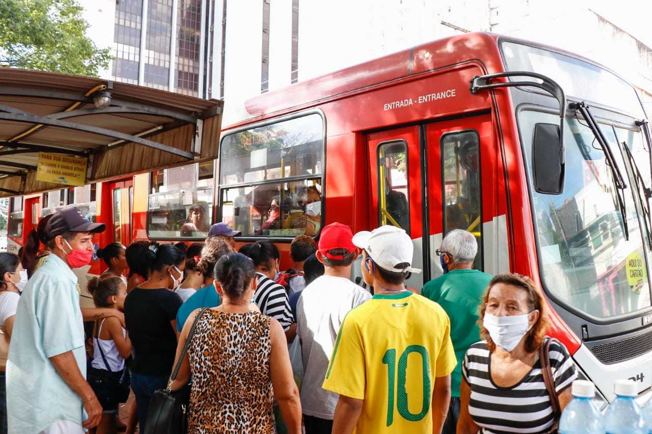 Nos ônibus e pontos ainda lotados, uso de máscara será obtigatório a partir de segunda-feira, dia 4. (Foto: Henrique Kawaminami)