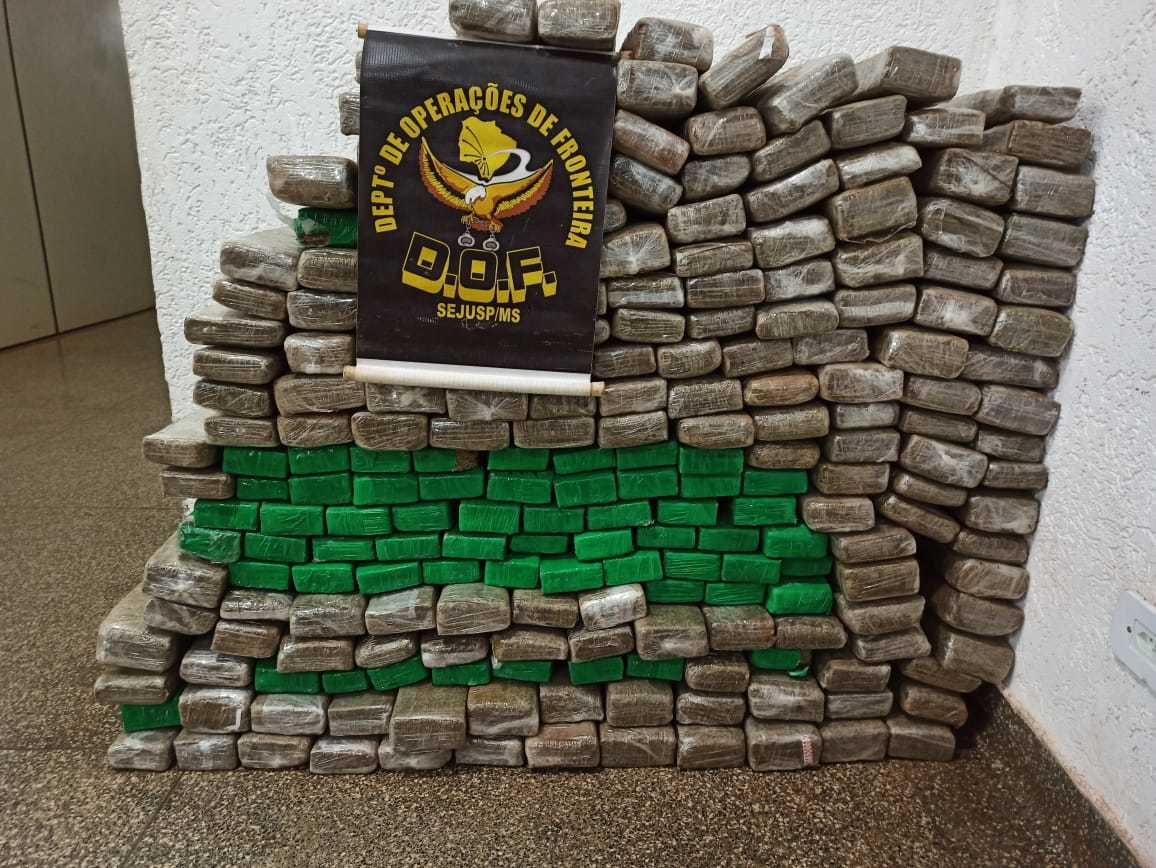 Tabletes de maconha apreendidos na região de fronteira; quatro homens foram presos (Foto: Divulgação)