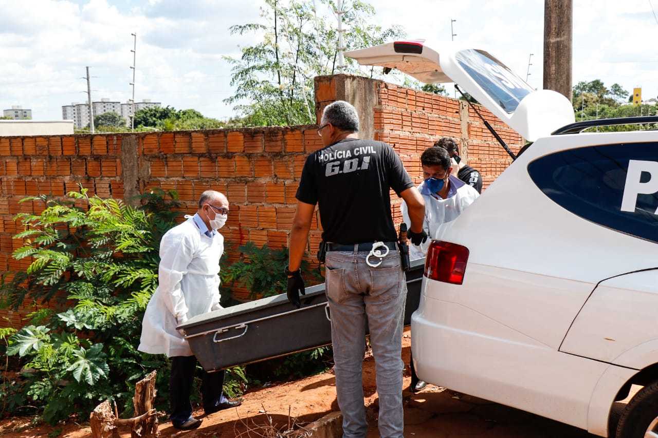 Equipe recolhe o corpo de Graziele Quele, mais uma vítima de feminicídio em Campo Grande, segundo o que já se sabe do assassinato. (Foto: Henrique Kawaminami)