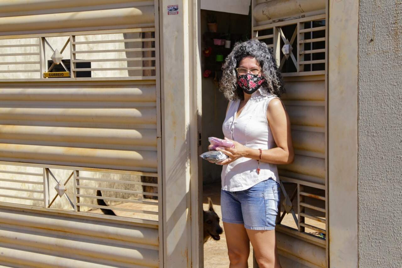 Ela também doa metade de sua produções para profissionais da saúde e a comunidade onde mora. (Foto: Kísie Ainoã)