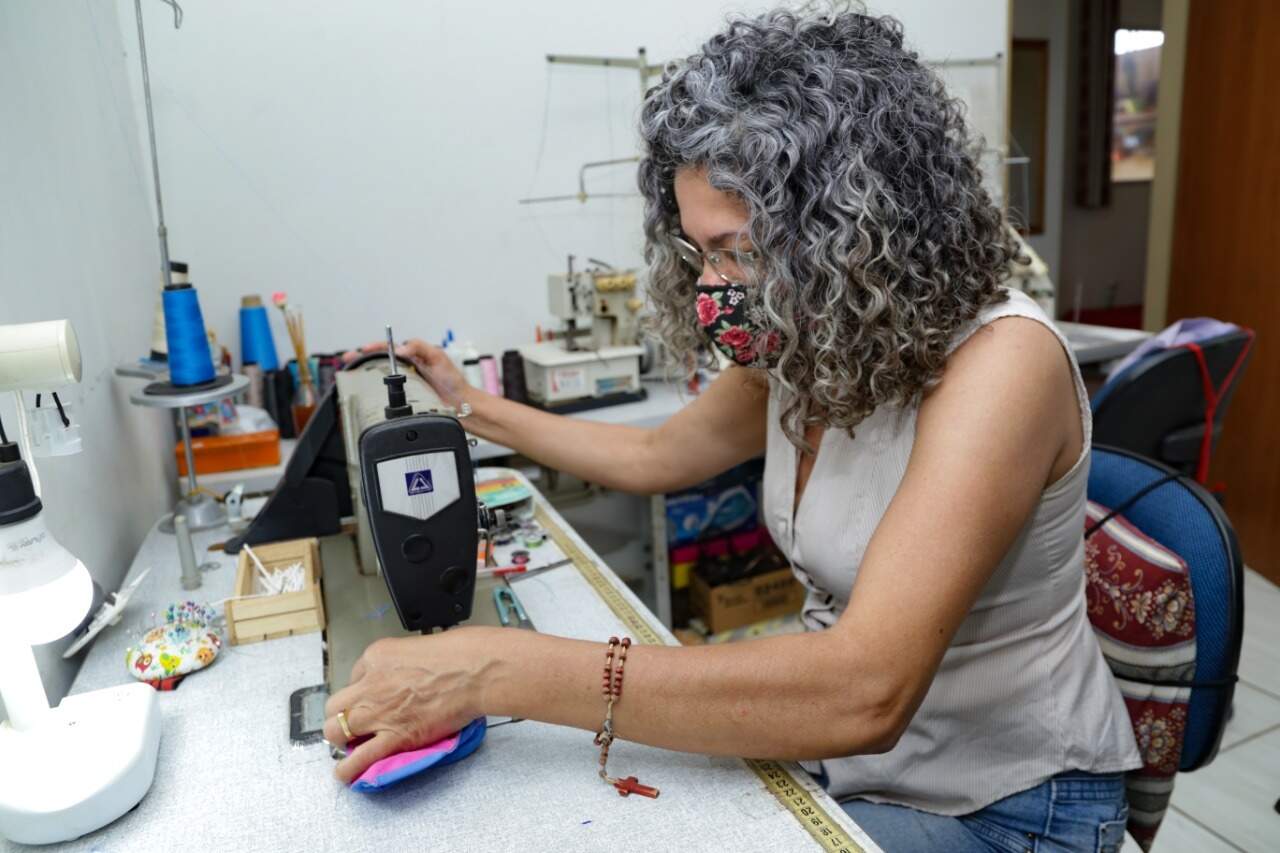 Maria costurando em seu atêlie, no bairro São Conrado. (Foto: Kísie Ainoã)
