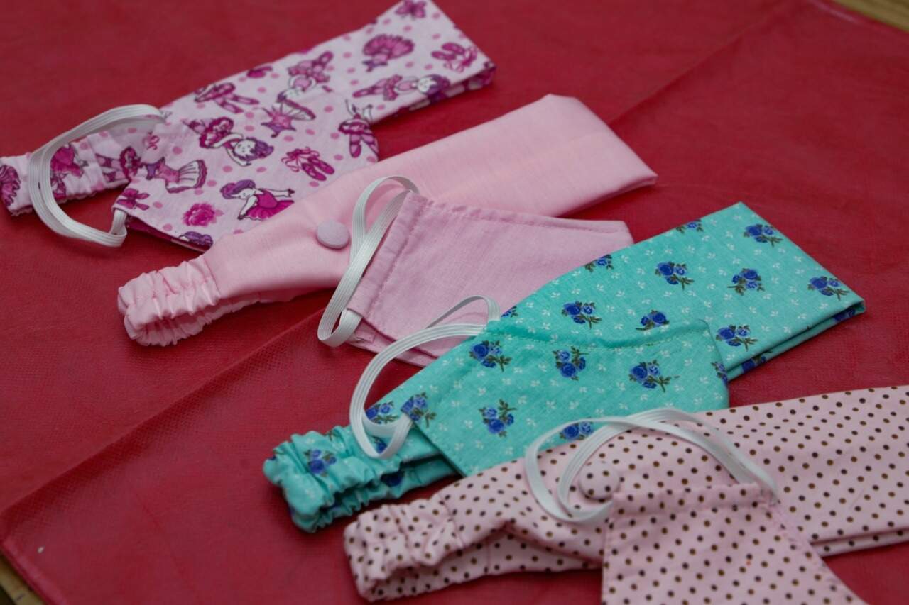 Para venda, ela faz máscaras combinando com feixa de cabelo. (Foto: Kísie Ainoã)