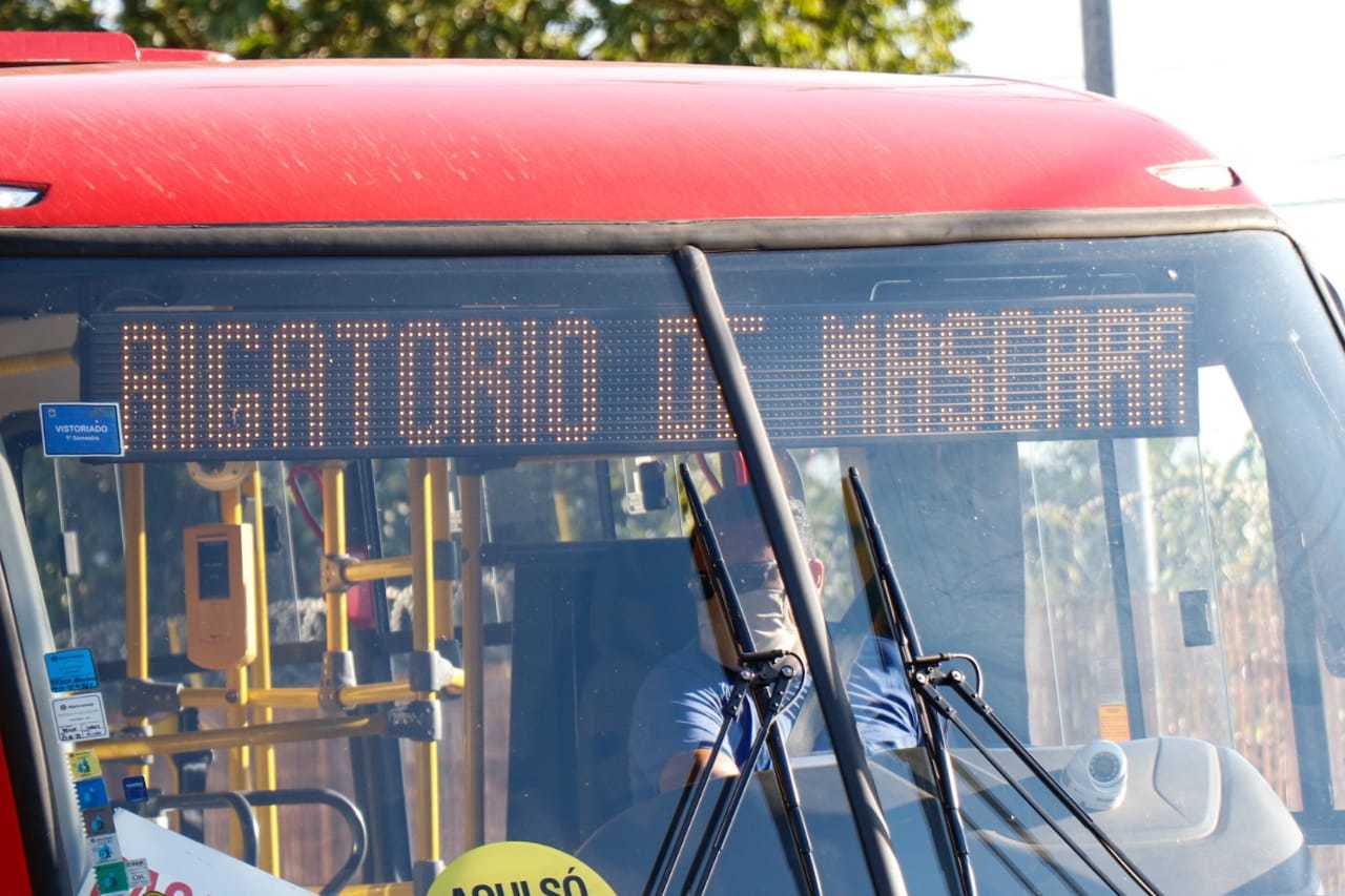 Aviso nos ônibus lembrava obrigatoriedade (Foto: Henrique Kawaminami)