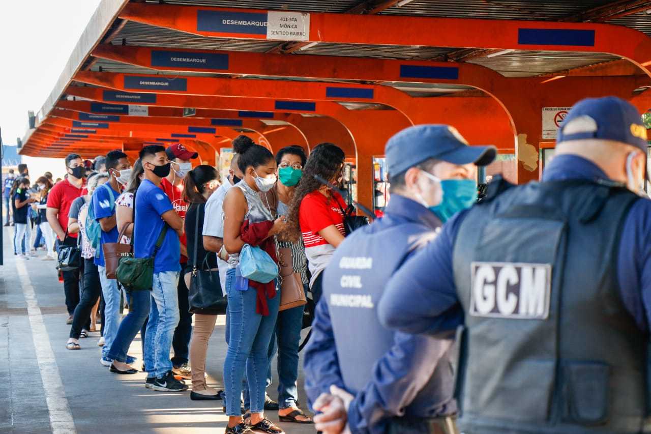 Passageiros com máscaras, mas em desrespeito ao distanciamento mínimo (Foto: Henrique Kawaminami)
