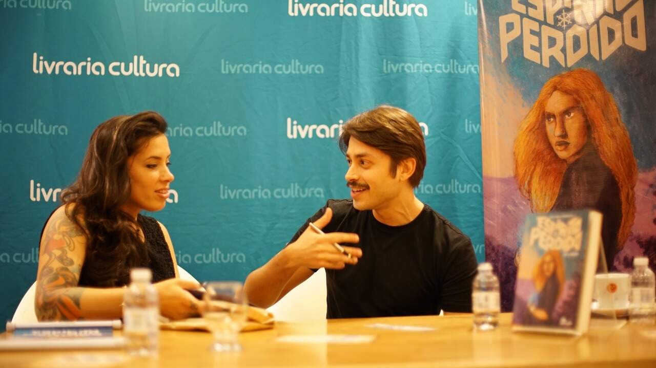 A consultora de geografia do livro, Luna Chino, conversando com P.J. durante o lançamento da obra em São Paulo. (Foto: Emília Sauaia)