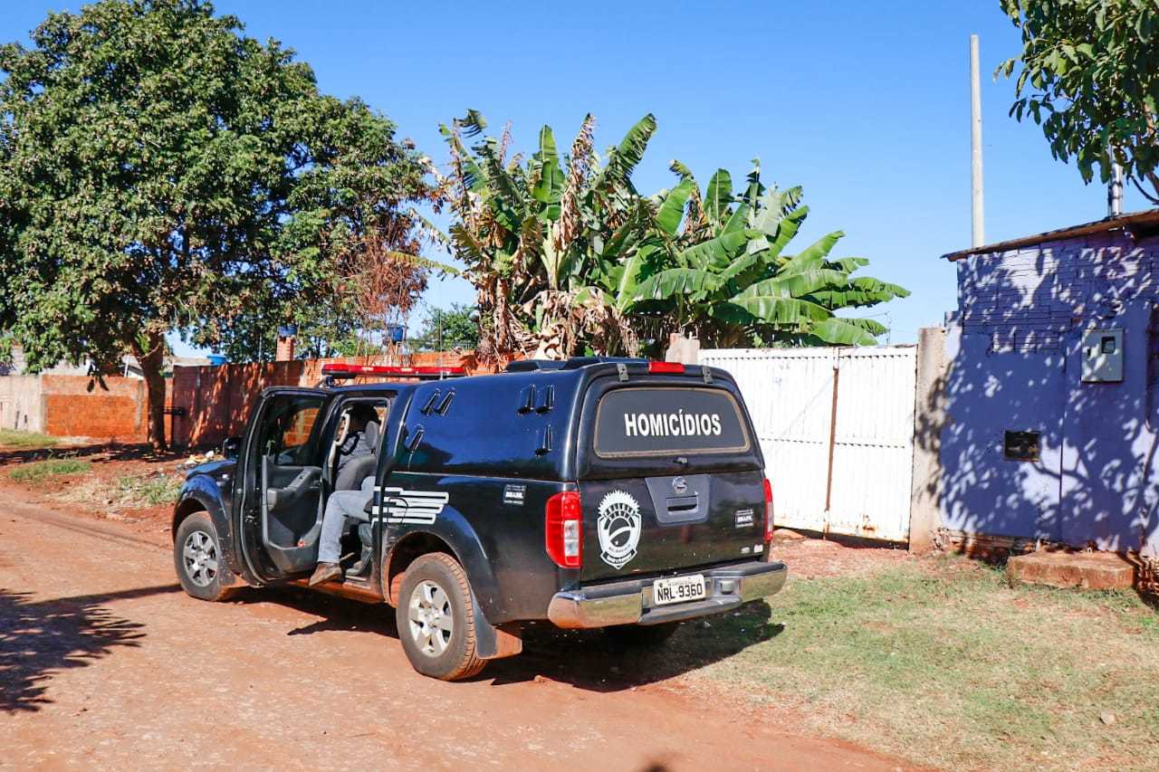 Policiais voltaram nesta manh&atilde; na casa onde ocorreu o crime (Foto: Henrique Kawaminami)&nbsp;
