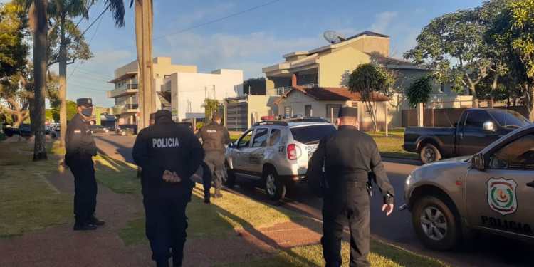 Policiais fazem plantão na casa de prefeito que desrespeitou quarentena