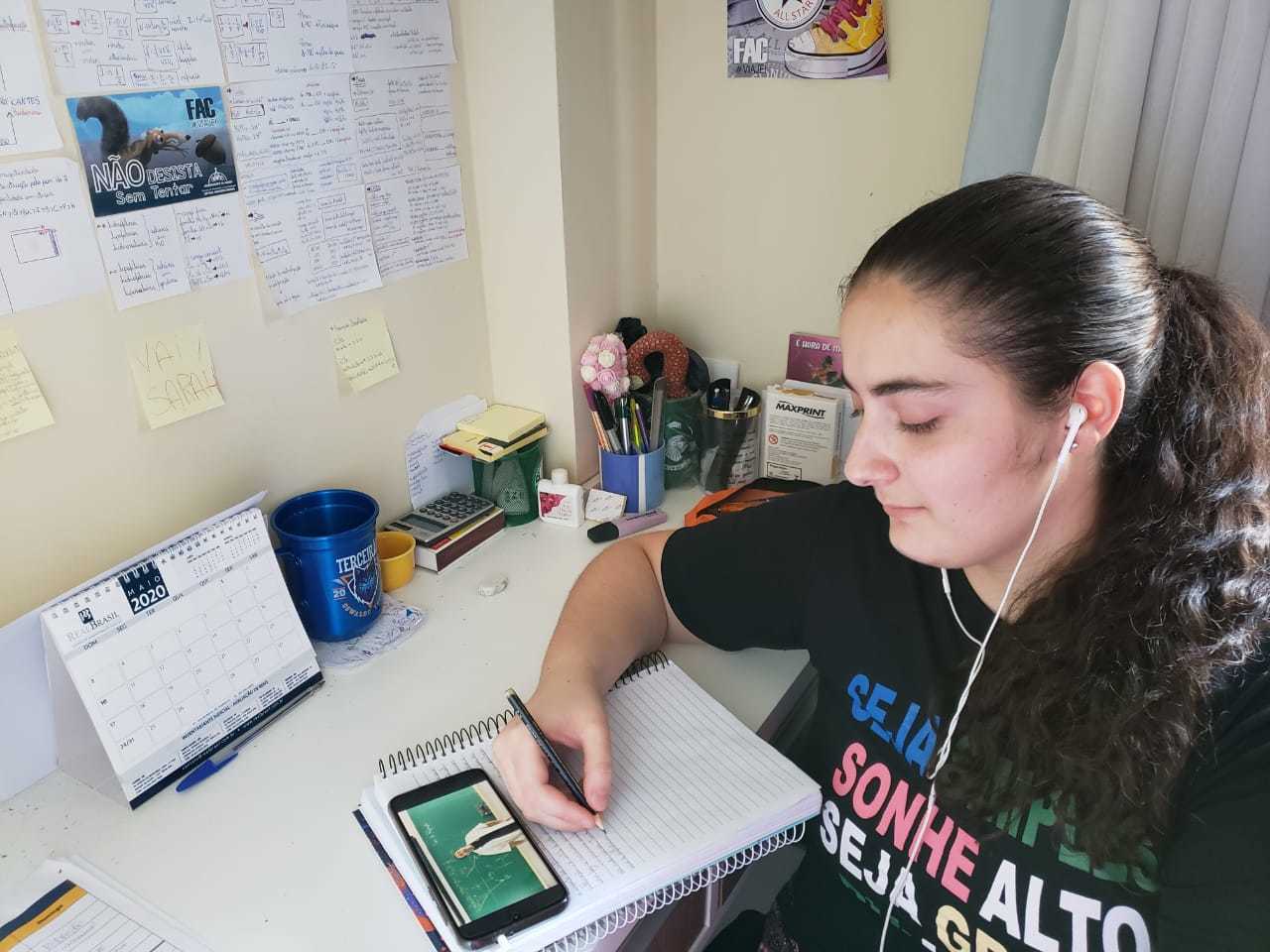 Sarah não reclama das condições de acesso ao estudo, mas sabe que a realidade de muitos é difernete e por isso, também defende o adiamento do Enem. (Foto: Arquivo Pessoal)