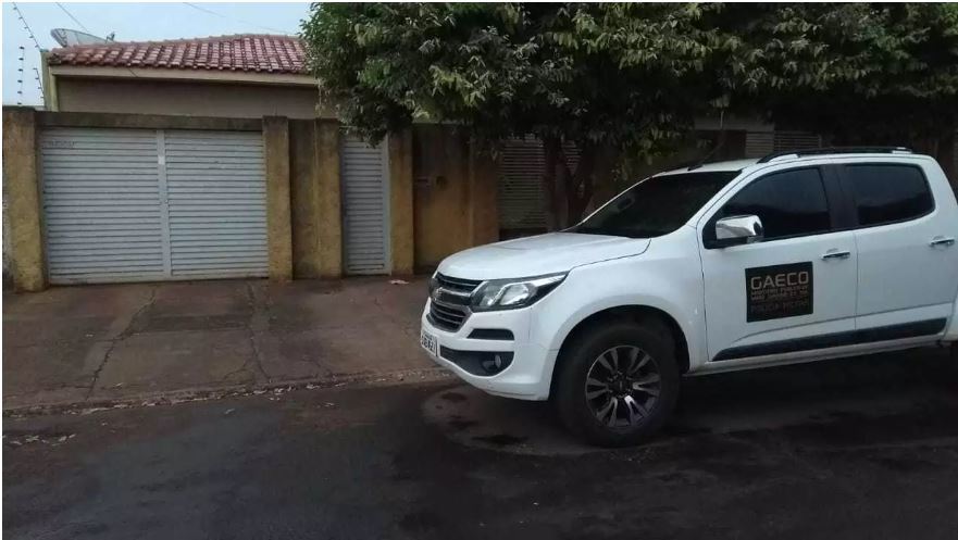 Carro do Gaeco em frente a casa do prefeito do munic&iacute;pio, Paulo Tucura (Foto: Rio Pardo News)