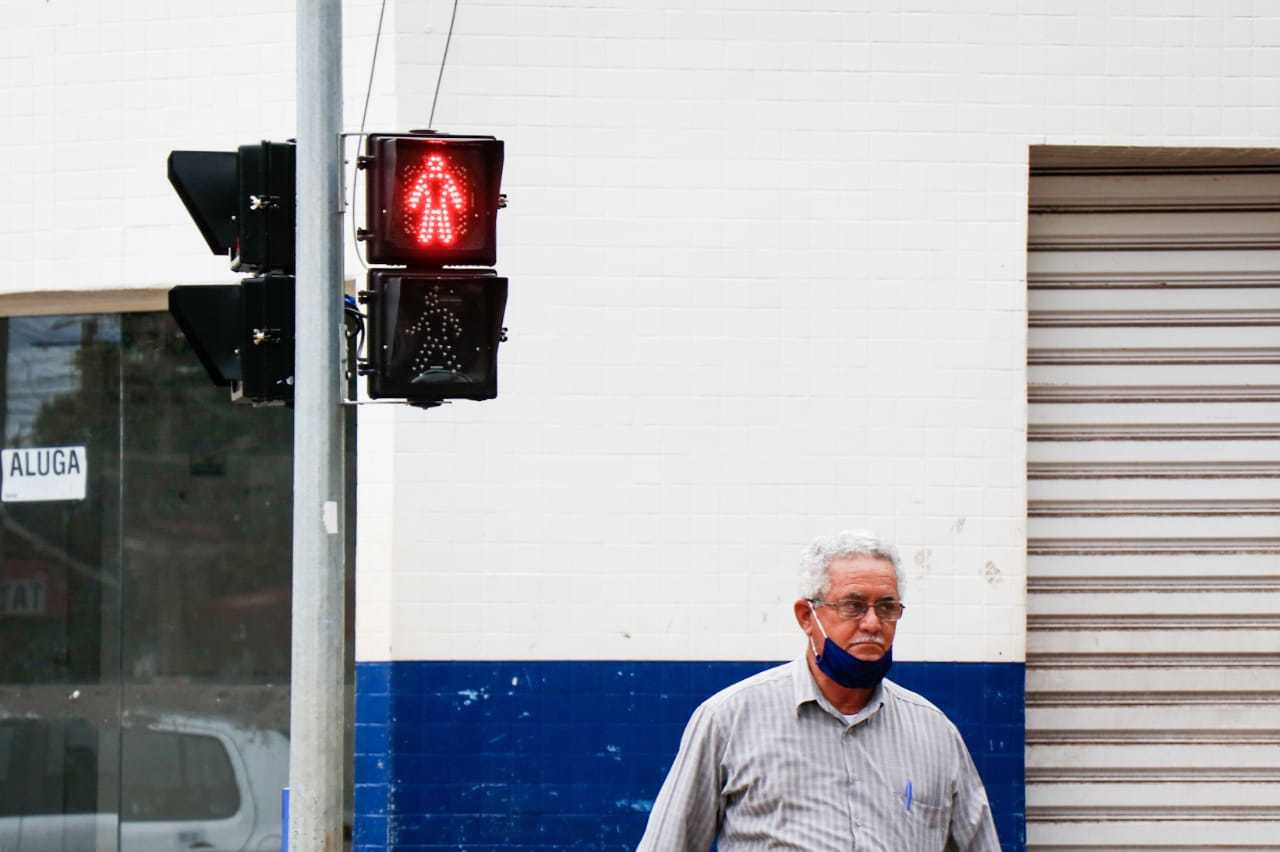 Desse jeito a máscara só vira acessório de queixo (Foto: Henrique Kawaminami)