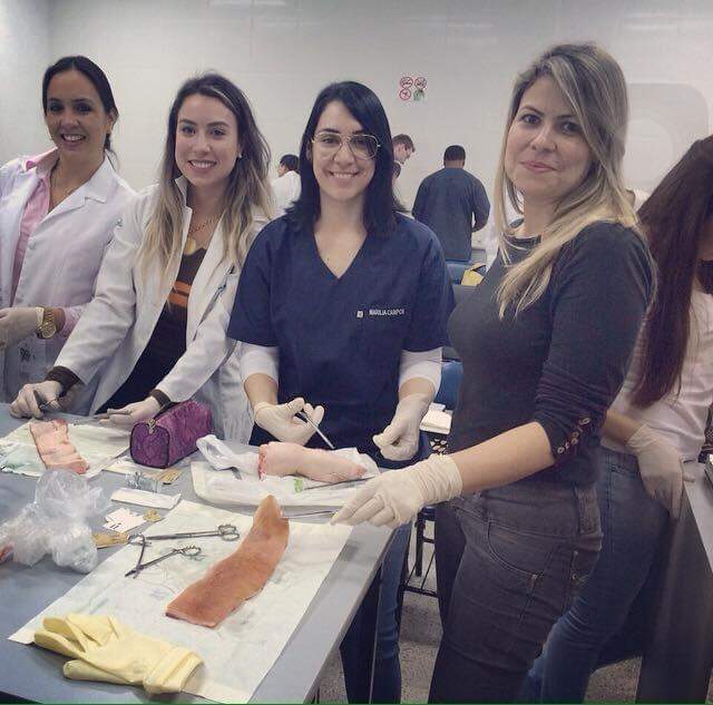 Marília partipando de aula com as colegas de sala enquanto estava na faculdade (Foto: Arquivo Pessoal)