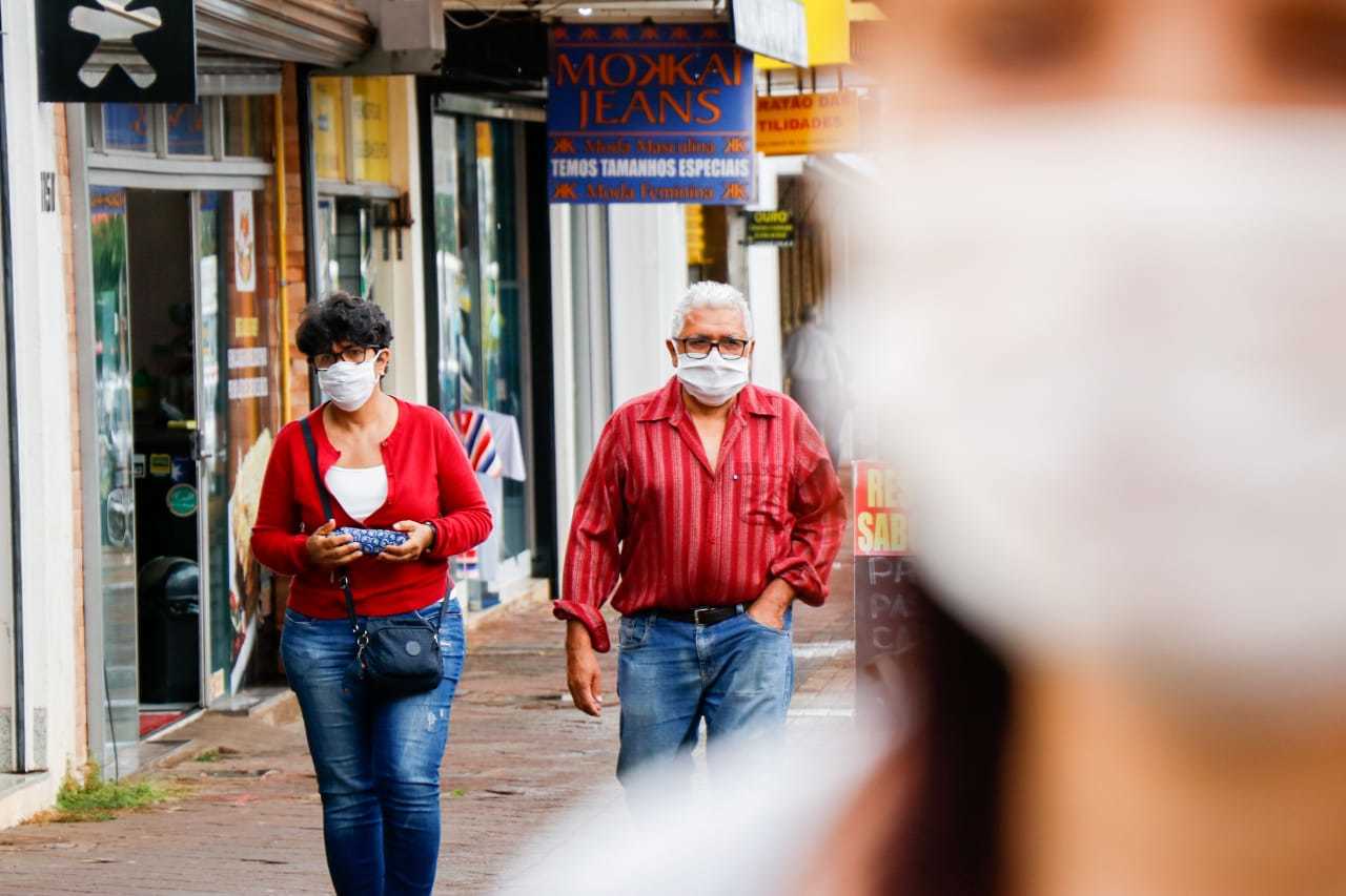 Combinando a roupa e a máscara, casal passeia no centro de Campo Grande (Foto: Henrique Kawaminami)