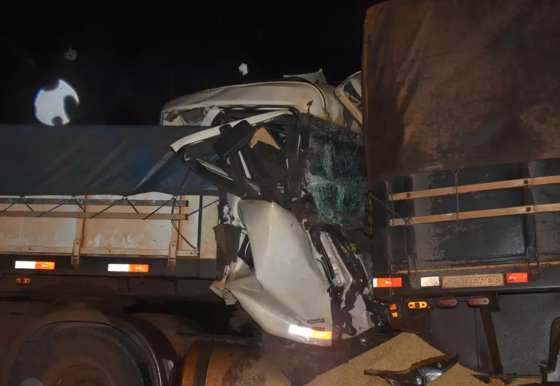 Cabine ficou destruÃ­da na colisÃ£o (Foto/A Gazeta News)