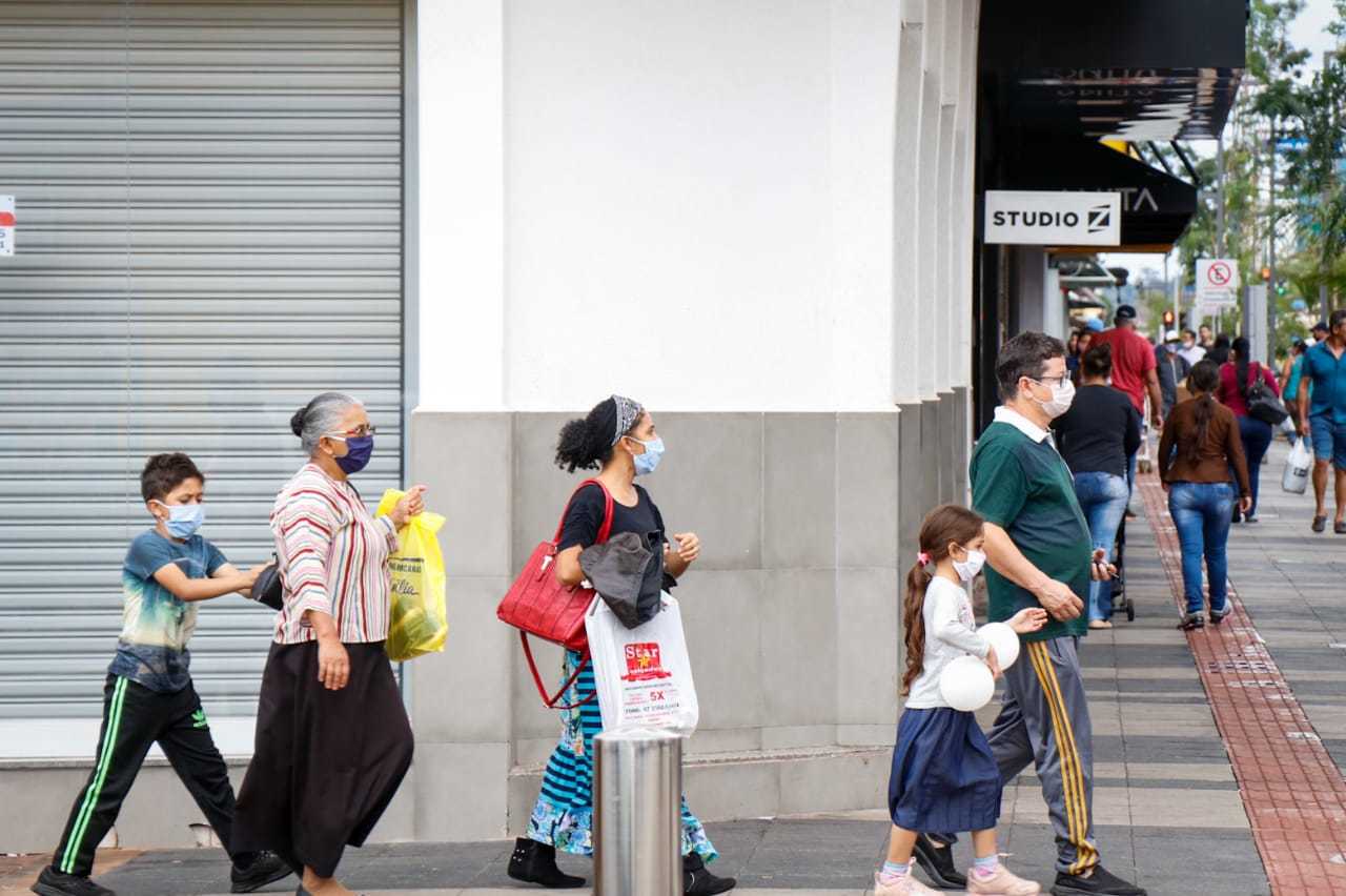 1, 2, 3, 4, 5: todos de máscara em fila indiana nesta imagem no estilo "Abbey Road", o clássico álbum dos Beatles, em versão campo-grandense de pandemia (Foto: Henrique Kawaminami)