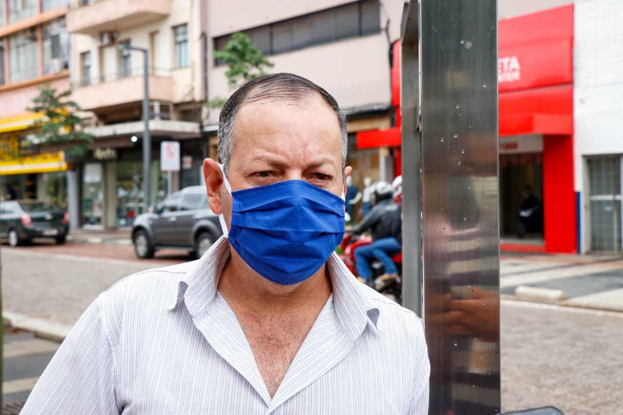 Os filhos de Nelson moram em São Paulo. "Lá a coisa está feia", disse o vendedor de máscaras (Foto: Henrique Kawaminami)