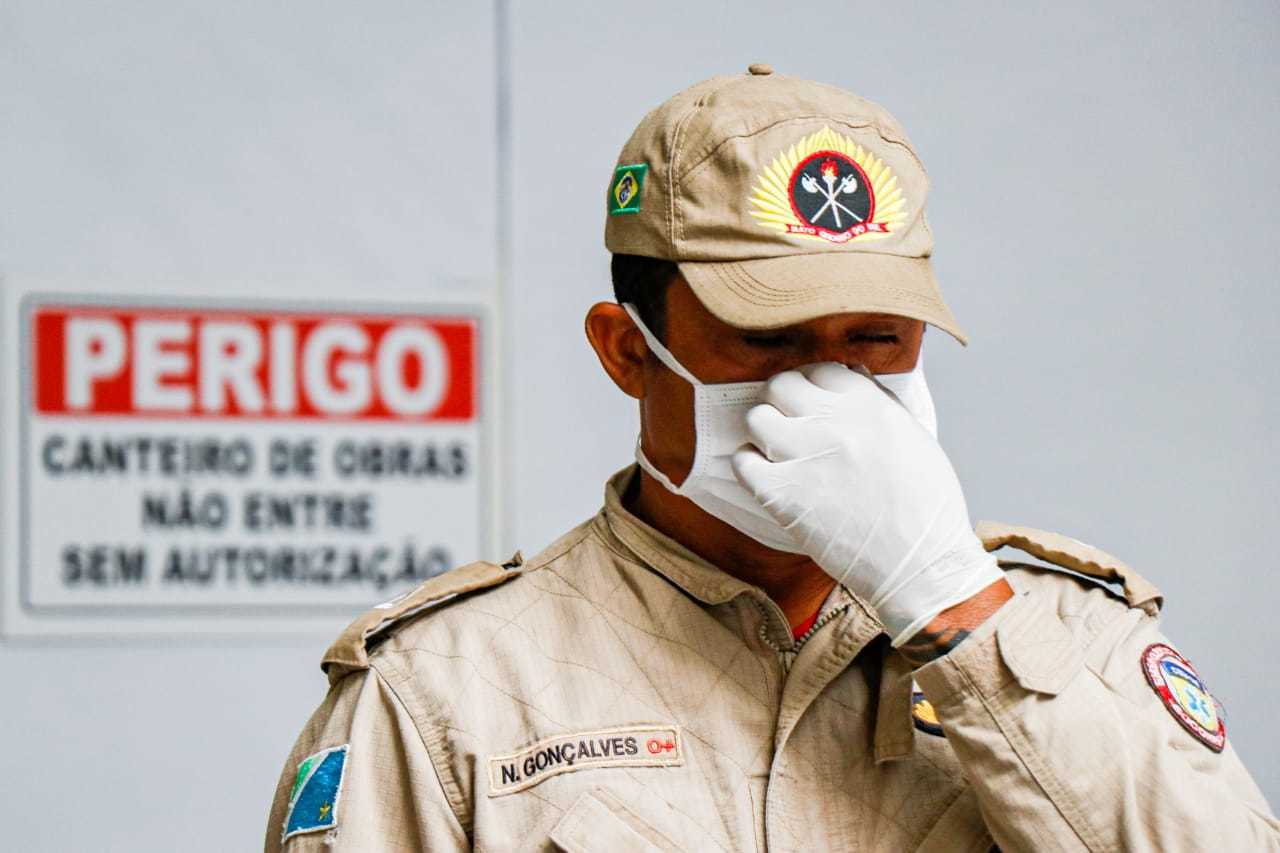 The firefighter wears a mask while working in Campo Grande. (Photo: Henrique Kawaminami)