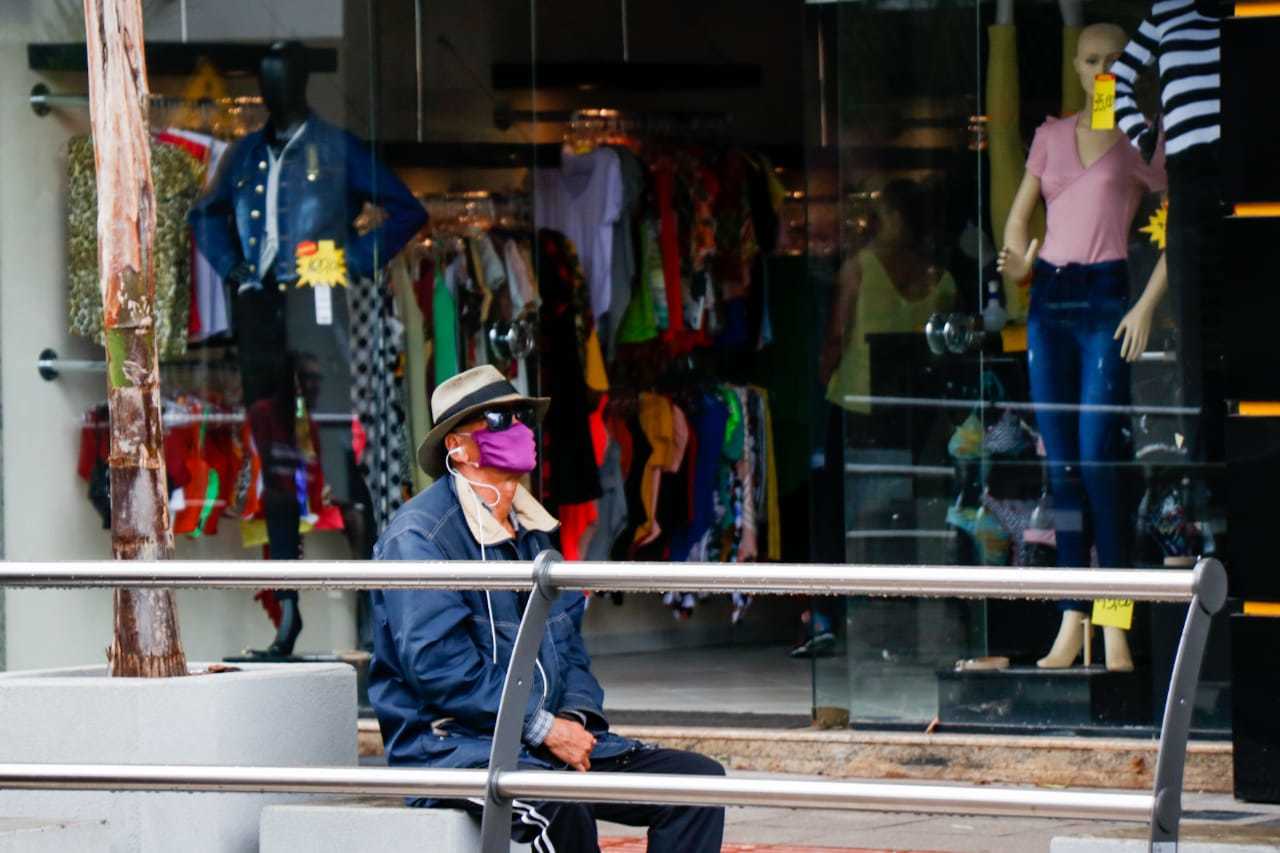 Aproveitando um momento solo, com máscara rosa e viajando no som do fone de ouvido (Foto: Henrique Kawaminami)