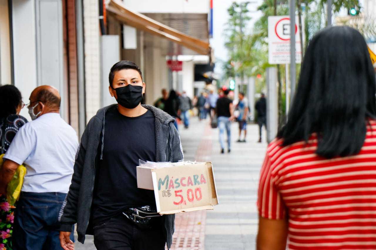 De máscara sim, mas sem deixar de lado o estilo sombrio (Foto: Henrique Kawaminami)