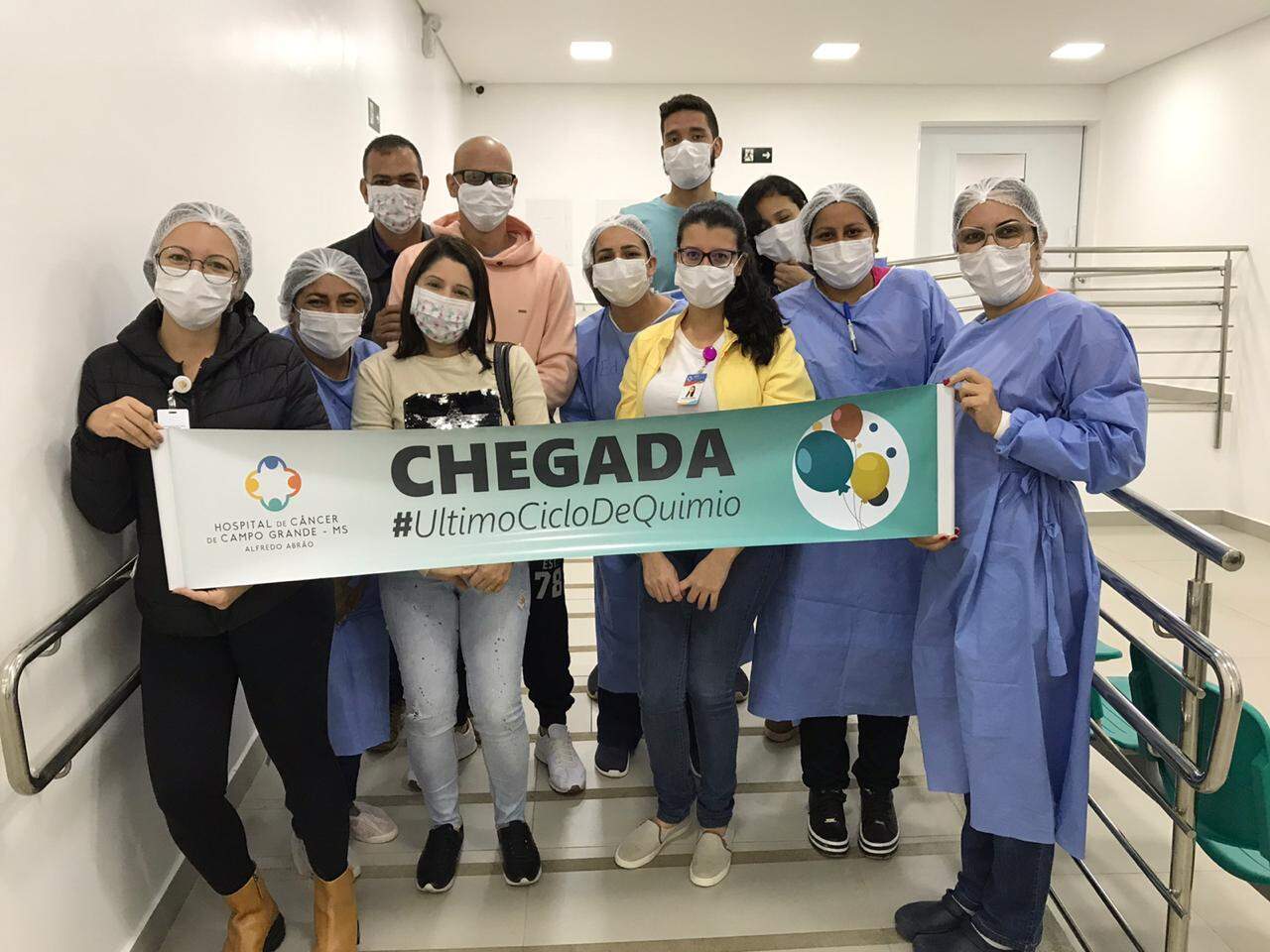 No fundo, Luan é o segundo ao fundo, da esquerda para direita, e está no meio dos funcionários do Hospital de Câncer Alfredo Abraão. (Foto: Divulgação/Hospital de Câncer Alfredo Abraão)