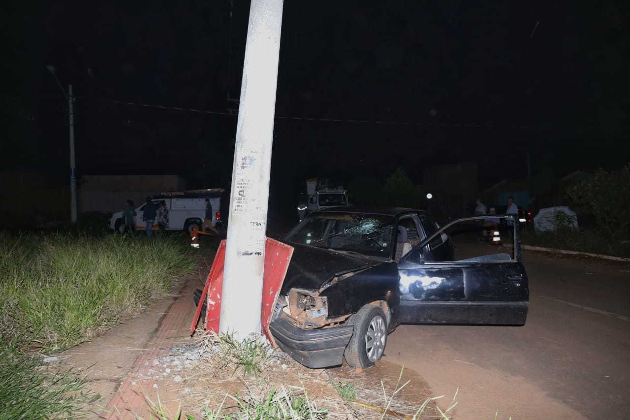 Com a força do impacto o poste se quebrou e o veículo ficou bastante danificado. (Foto: Paulo Francis)