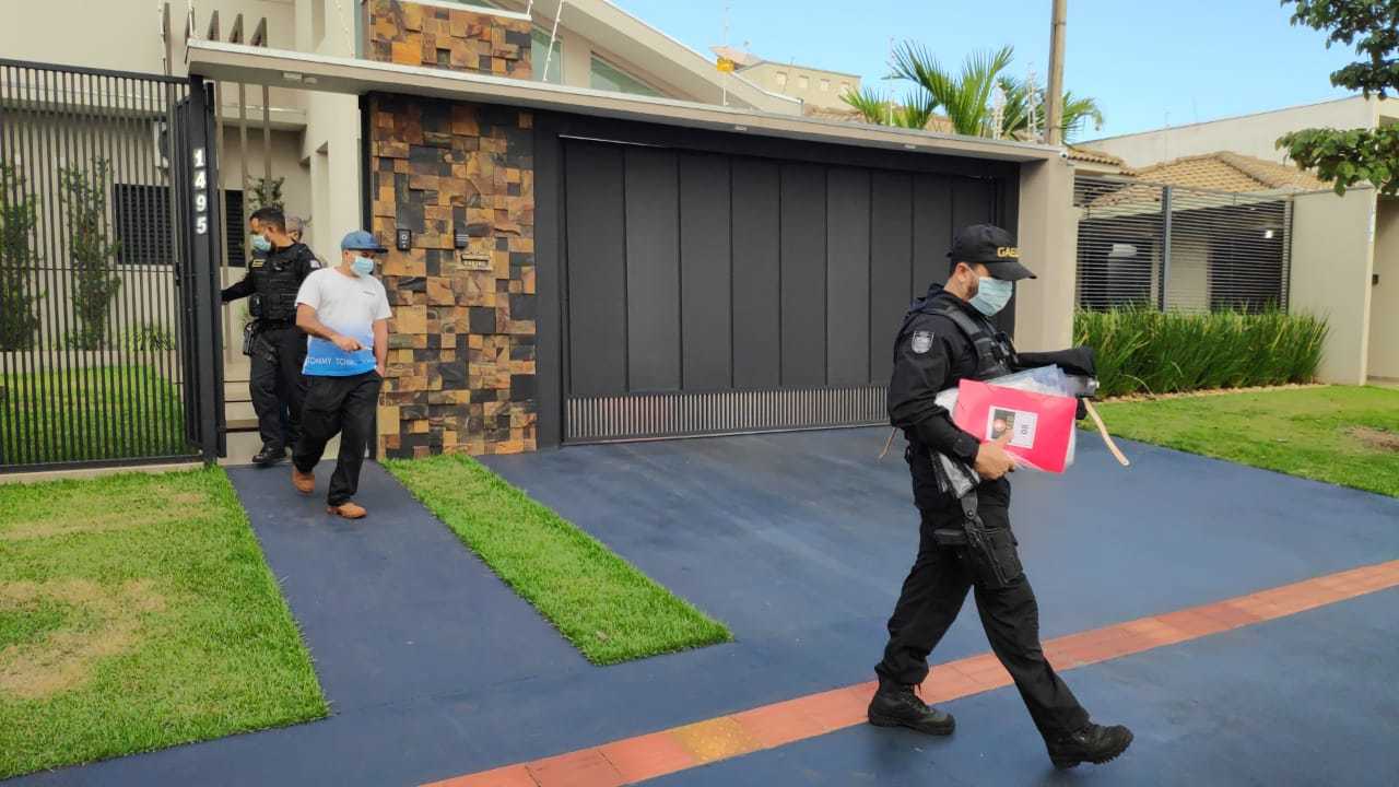 Agentes do Gaeco deixam casa de comandante da PM em Dourados levando documentos (Foto: Adilson Domingos)