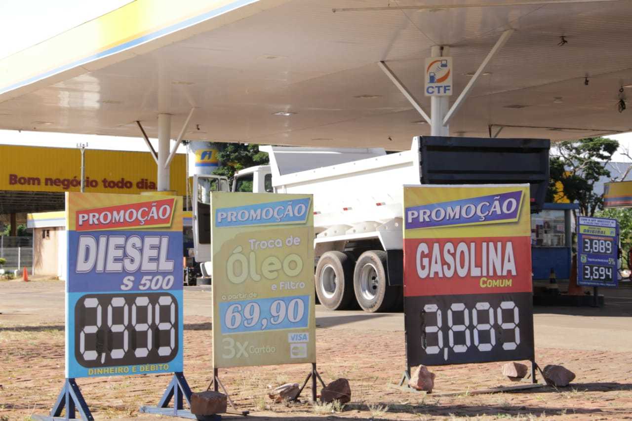 Preços dos combustíiveis continuam em queda nos postos (Kisie Ainõa/Arquivo)