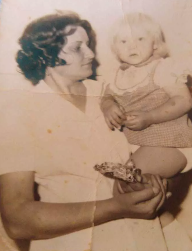 Dona Therezinha com a filha Ciliane no colo. Memória que ficou guardada na fotografia. (Foto: Arquivo Pessoal)