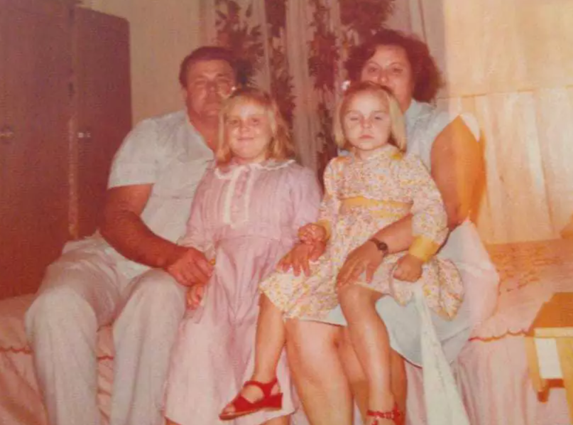 Ciliane e Juliana, a segunda e terceira filha respectivamente, junto dos pais, Thereza e Elias. (Foto: Arquivo Pessoal)