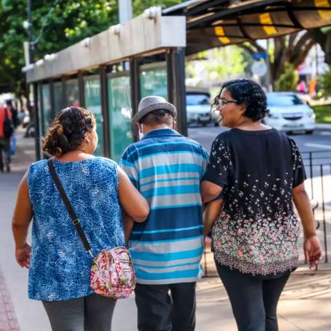 Sem poder tocar, que gesto é igual a um abraço caloroso?