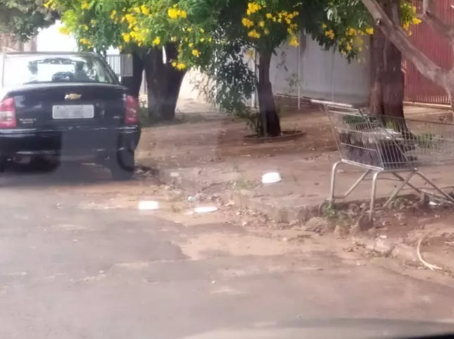 Corsa sedã preto, que pertence a suspeito de matar Graziela, foi periciado e tinha vestígio de sangue. (Foto: Direto das Ruas)