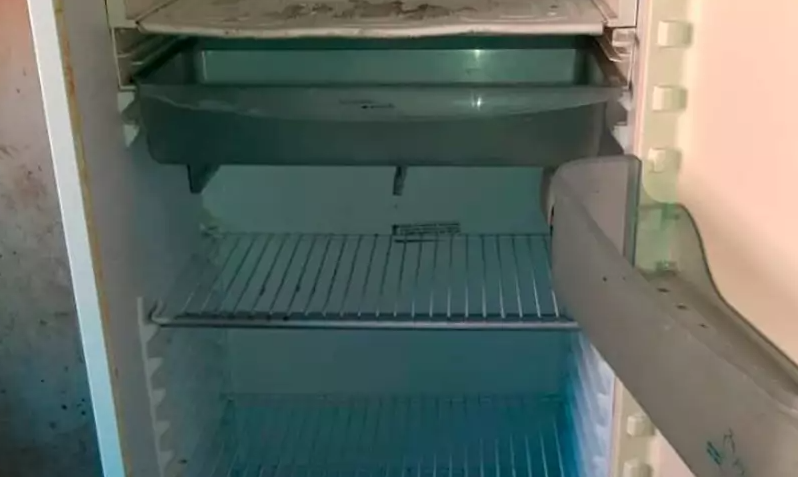 Geladeira estava vazia, sem alimentos; crianças afirmaram comer apenas uma refeição por dia (Foto: Idest)