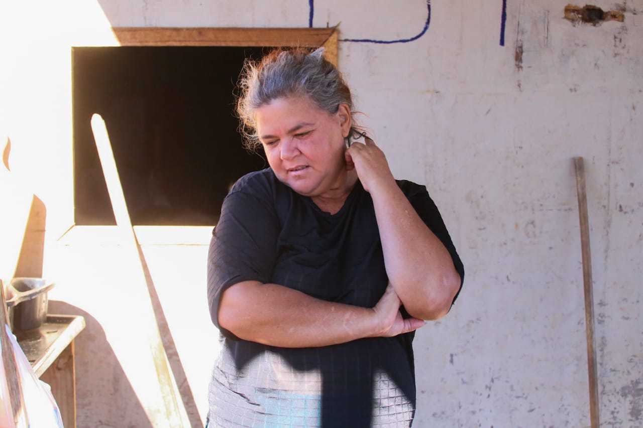 Angelize diz que está acostumada com o sofrimento imposto por uma vida cheia de limitações (Foto: Marcos Maluf)