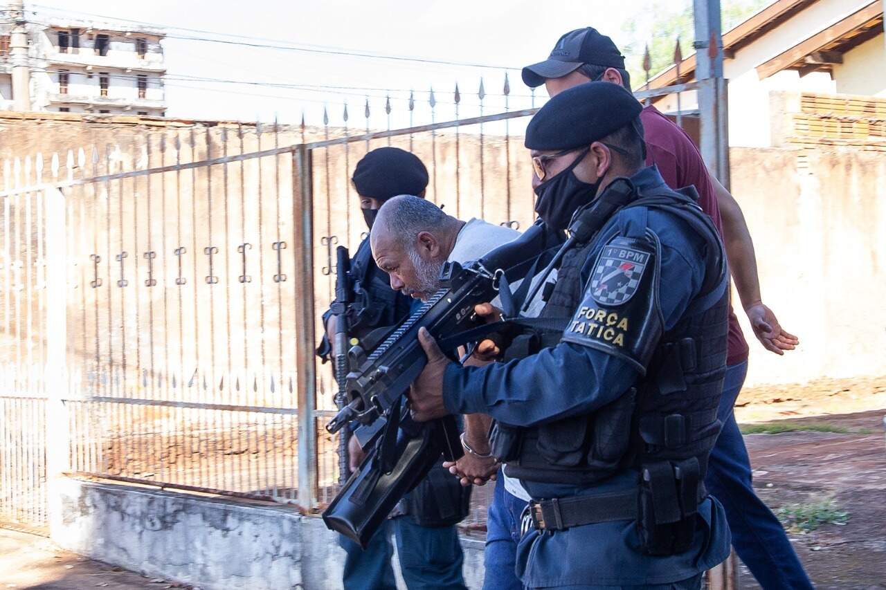 Cleber de Souza Carvalho na saída de um dos cenários dos crimes que confessou (Foto: Kísie Ainoã/Arquivo)