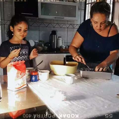 Isolada, avó presenteia netos ensinando receita de muffin por live