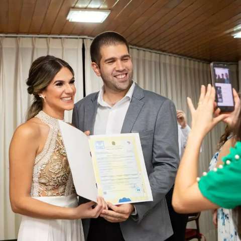 Profissão adia casamento e médicos dizem "sim" para convidados virtuais