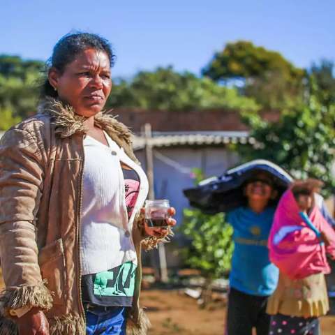 Na favela, mães solteiras trabalham em casa, e não é home office