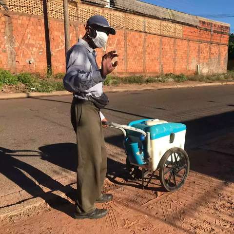 Família reza, mas picolezeiro de 79 anos não para com carrinho em casa