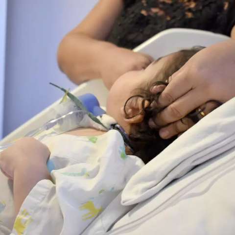 Depois de morar 554 dias na Santa Casa, criança é adotada por família