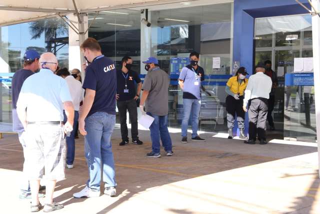 Em sábado "tranquilo" nas agências da Caixa, facilidade da maquininha é elogiada