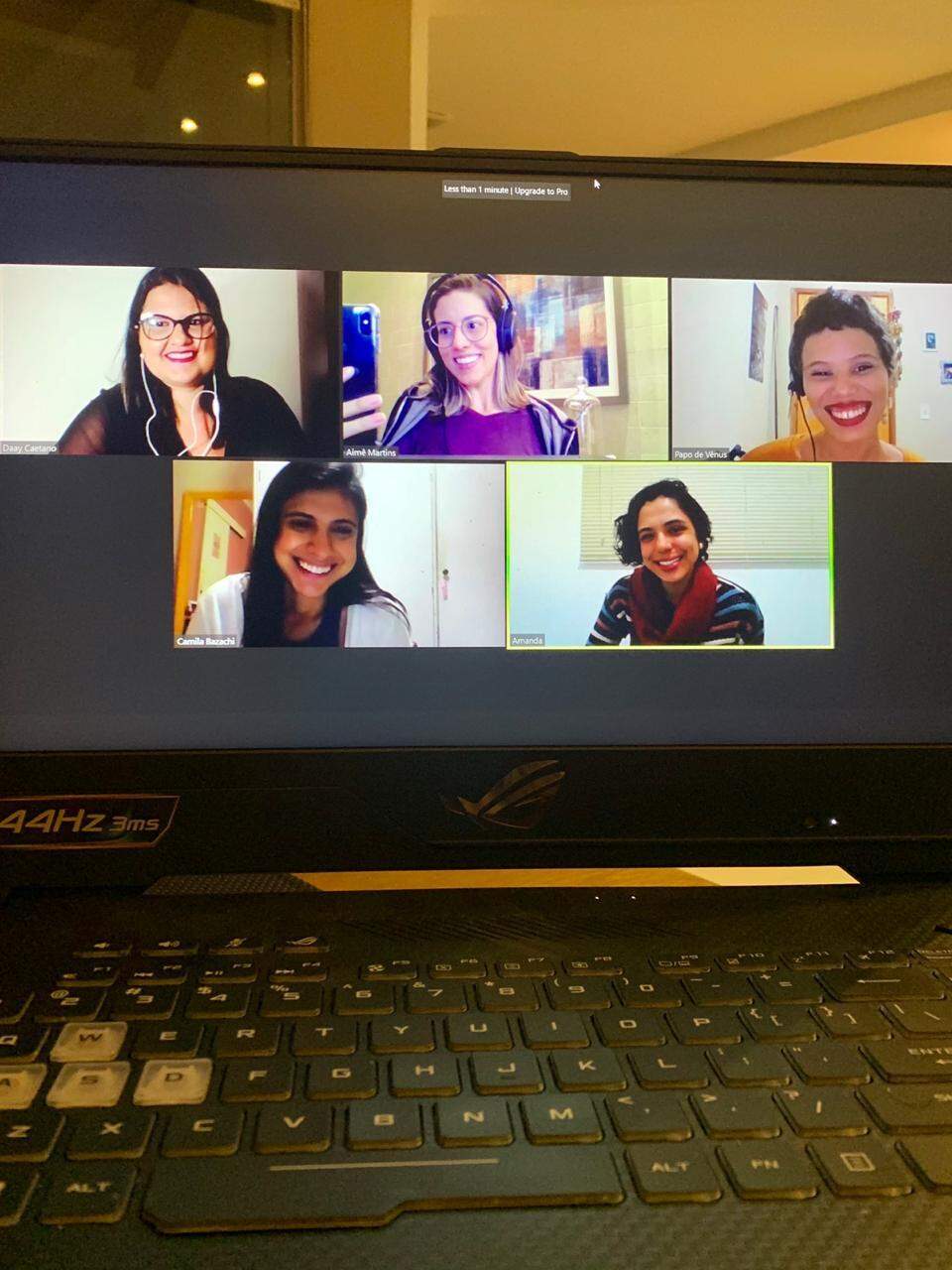 Participantes do último episódio gravado do Elas Debatem: Dayane Caetano, Aimê, Yorrana, Camila Jara e Amanda Rezende. (Foto: Arquivo Pessoal)
