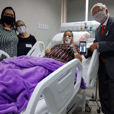 Em hospital, Lúcia recebe carteira da OAB e se torna advogada