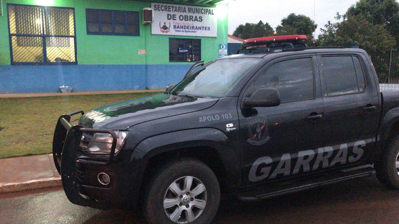 Viatura do Garras em frentre a secretaria de Obras de Bandeirantes.