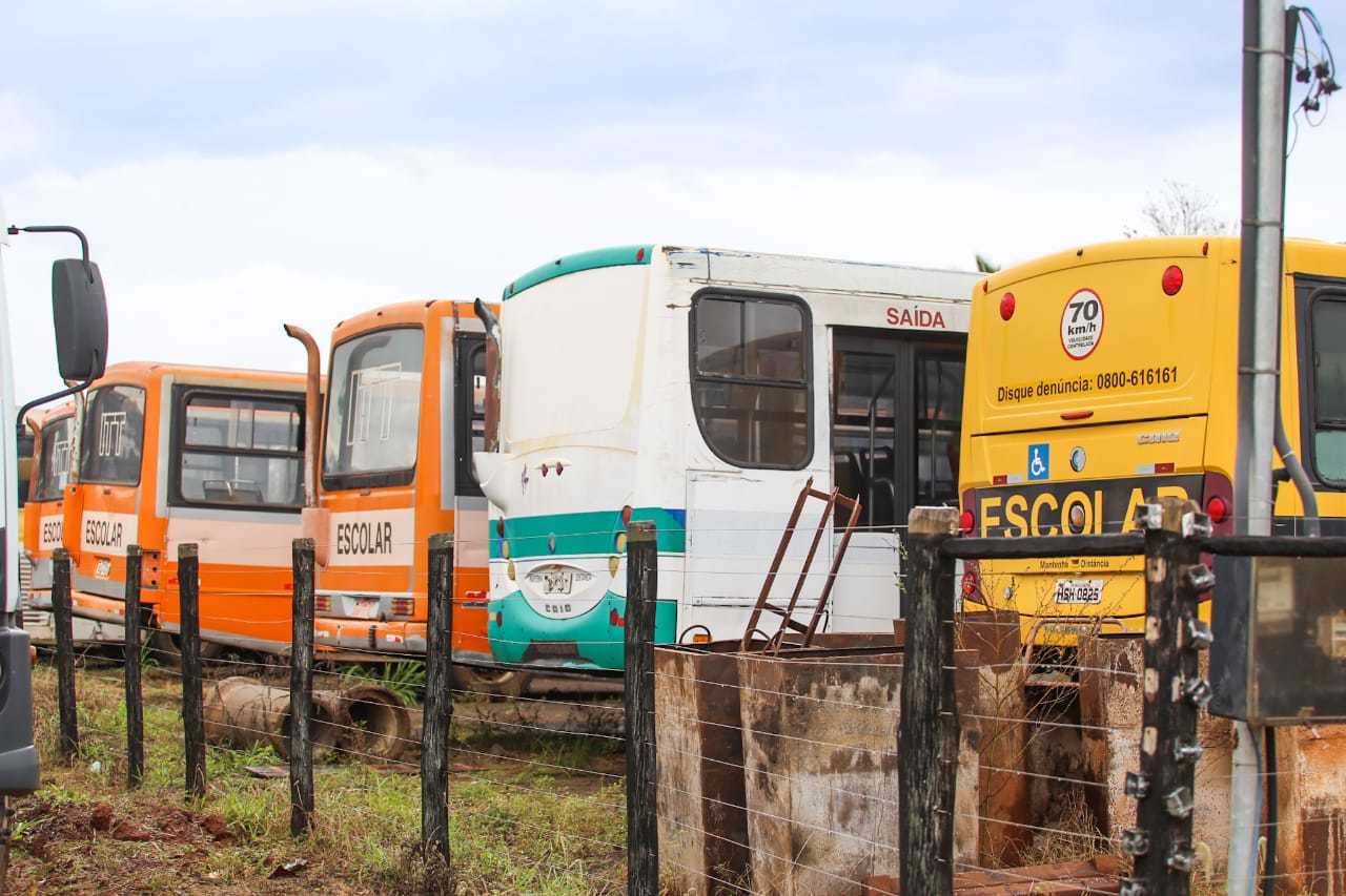 Onibus parados em pátio de secretaria de Bandeirantes. (Foto: Marcos Maluf)