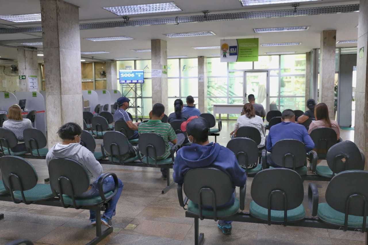 Trabalhadores aguardam atendimento na recepção da Fundação do Trabalho (Foto: arquivo/campo Grande News)