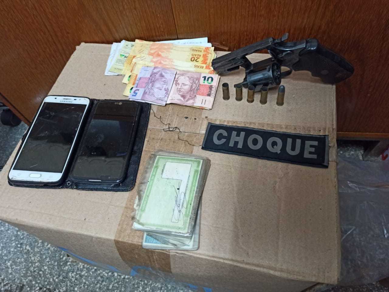 Além das caixas de cigarros, foram apreendidos com contrabandista celulares, dinheiro, folhas de cheque e arma (Foto: divulgação/Batalhão de Choque)