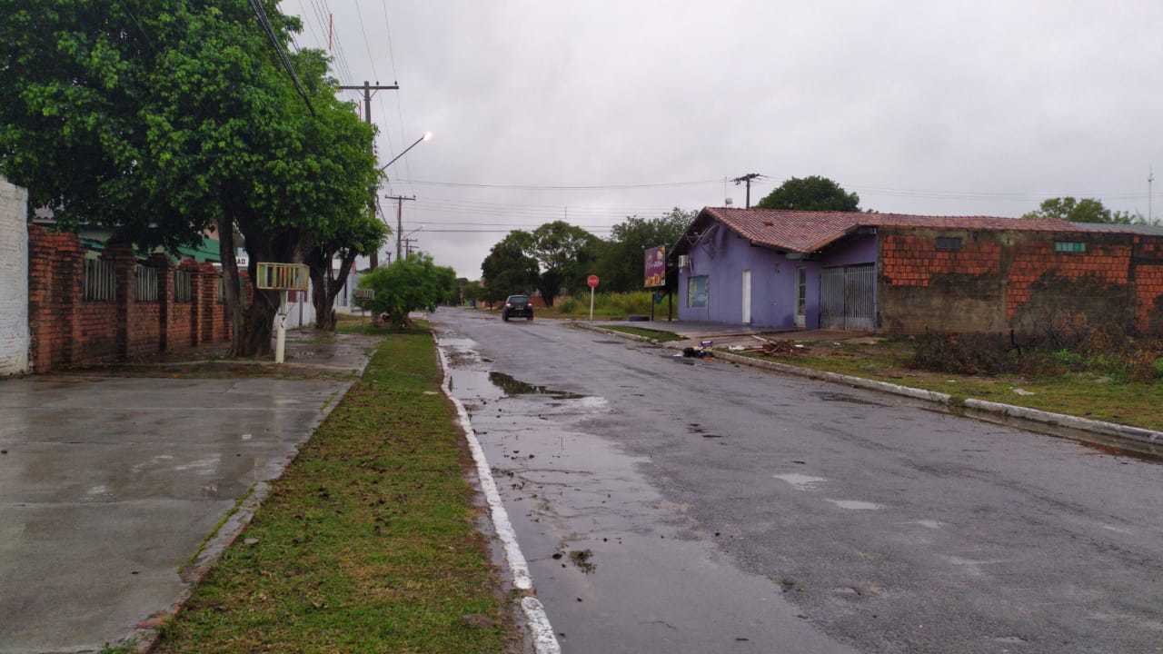 Asfalto molhado em rua do Centro de Porto Murtinho. Por lá, chove desde a madrugada (Foto: Edicarlos Oliveira)