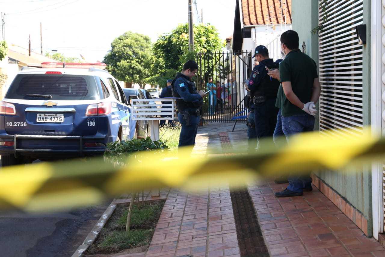 Valdecir Ferreira, 59 anos, foi morto dentro de casa, no Jardim Azal&eacute;ia. (Foto: Paulo Francis)