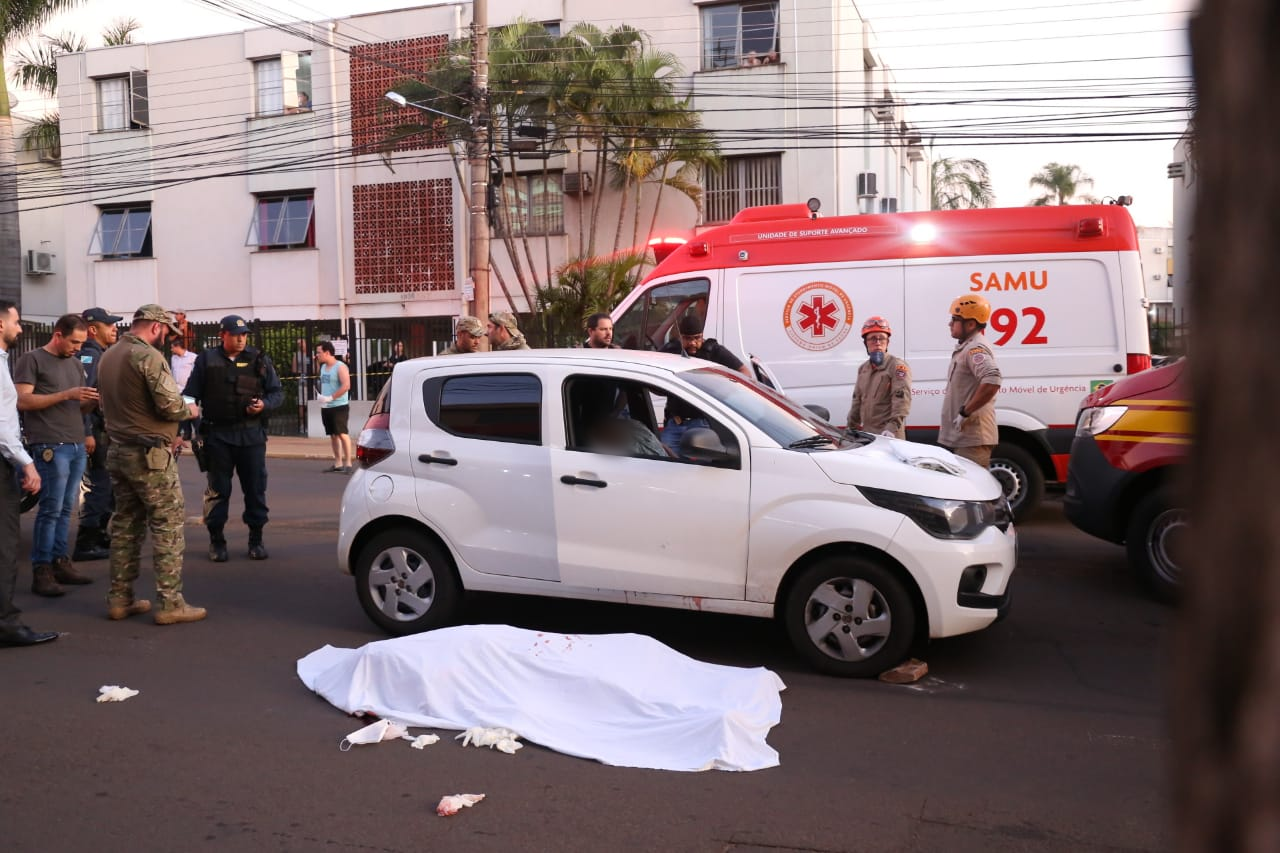 Um dos policiais caiu na rua, outro ficou dentro do carro ap&oacute;s execu&ccedil;&atilde;o no Itanhang&aacute;.
