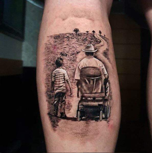 Tatuagem mostra Luis Eduardo ao lado do pai, Adriano numa estrada a caminho do curral da fazenda. (Foto: Dharma_tattoo)